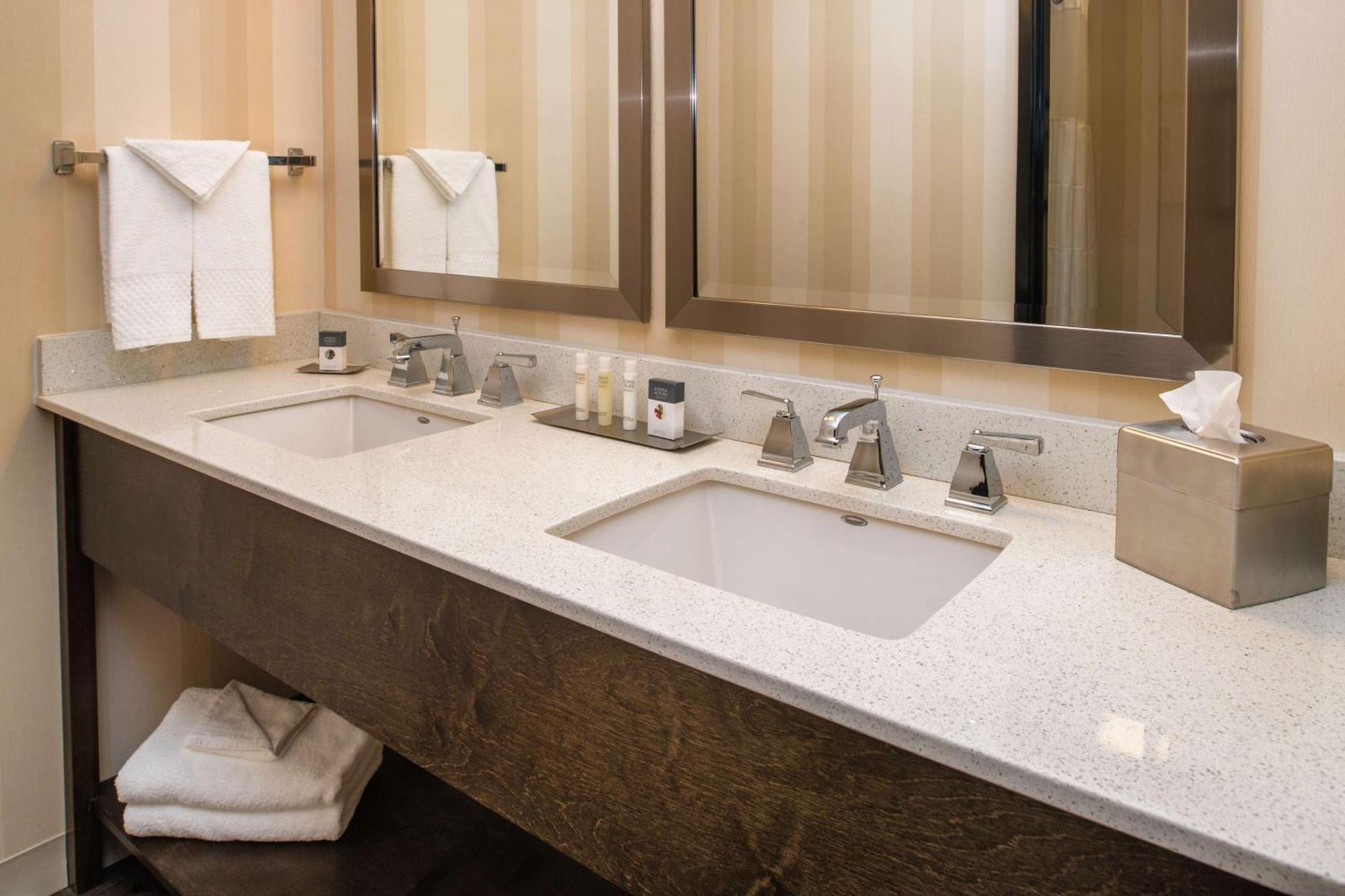 Doubletree By Hilton Portland - Beaverton Bagian luar foto